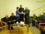 ��fredaktorka region�lneho t��denn�ka Pohronie PhDr. O�ga Prekopov�, Daniel �ovc a Juraj Cintula pri uv�tan� knihy do �ivota �iernym koren�m