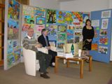 Pracovn��ka Oddelenia beletrie Tekovskej kni�nice v Leviciach pri predstavovan� popul�rnych spisovate�ov �ubo�a Jur�ka a Jozefa Ban�a