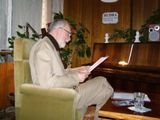 Ladislav N�meth pri sprievodnom slove hudobn�ho po�as podujatia S lo�ou snov za mel�diami sveta